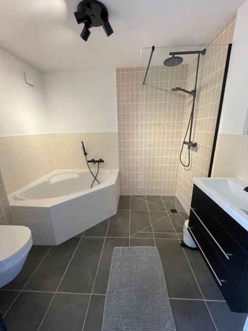 Modern Beach House For 12 Pers! With Jacuzzi ยูเลียนาดอร์ป ภายนอก รูปภาพ